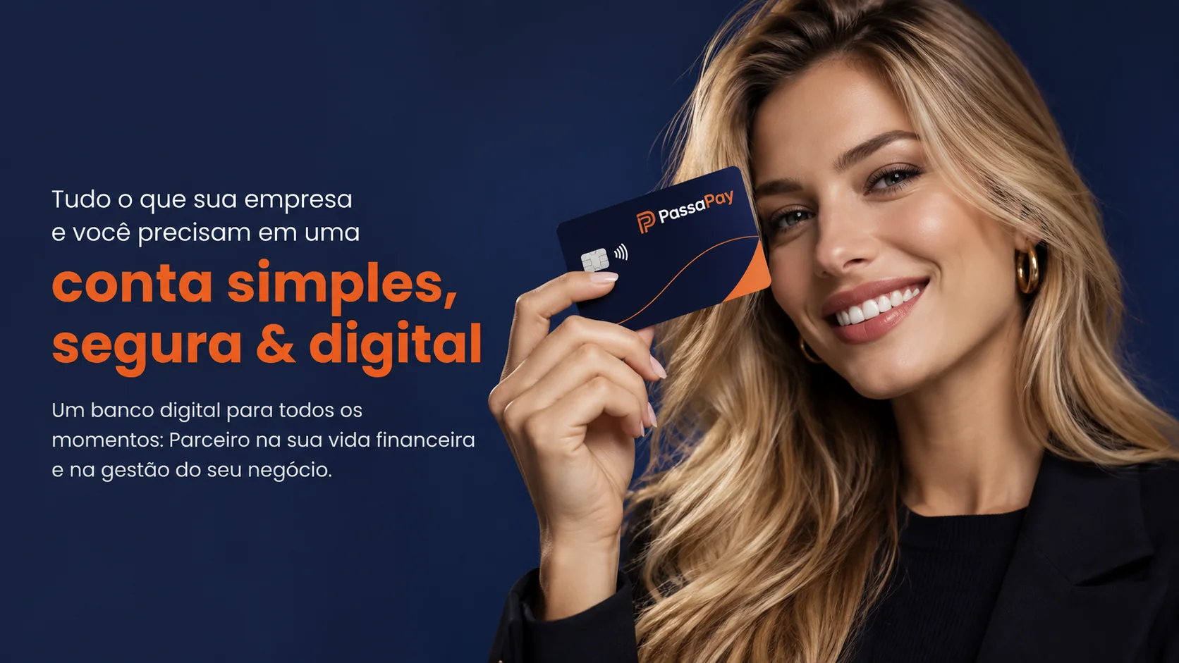Tudo o que sua empresa e você precisam em uma conta simples, segura e digital. Mulher sorrindo segurando o cartão Passa Pay.
